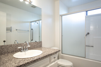 Oxnard Apartments in Van Nuys, CA - Building Photo - Interior Photo