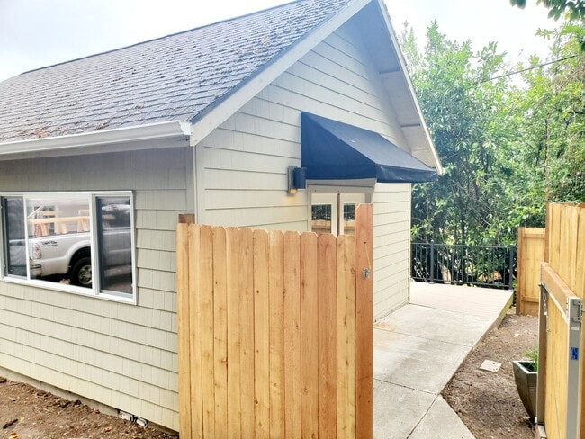 745 SW Maplecrest Dr in Portland, OR - Building Photo - Building Photo
