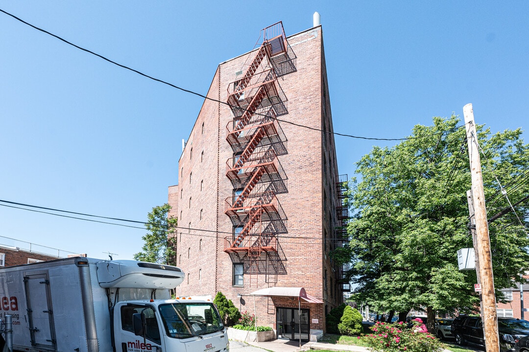 7806 46th Ave in Elmhurst, NY - Foto de edificio