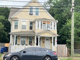 324 Union Ave in Bridgeport, CT - Building Photo