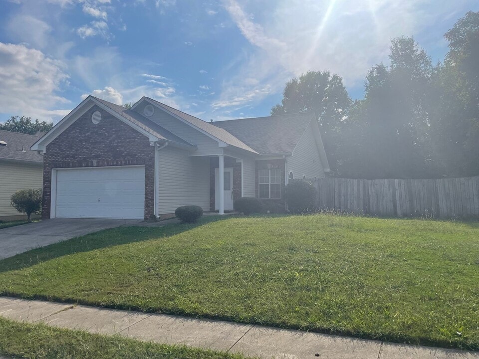 127 Stonehaven Trail in Pelham, AL - Building Photo