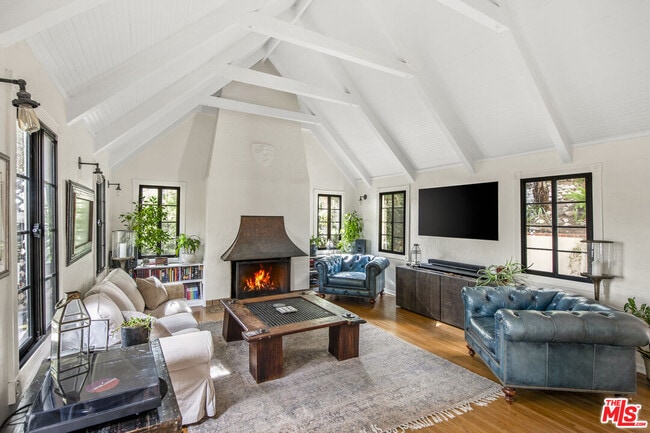 property at 4458 Dundee Dr