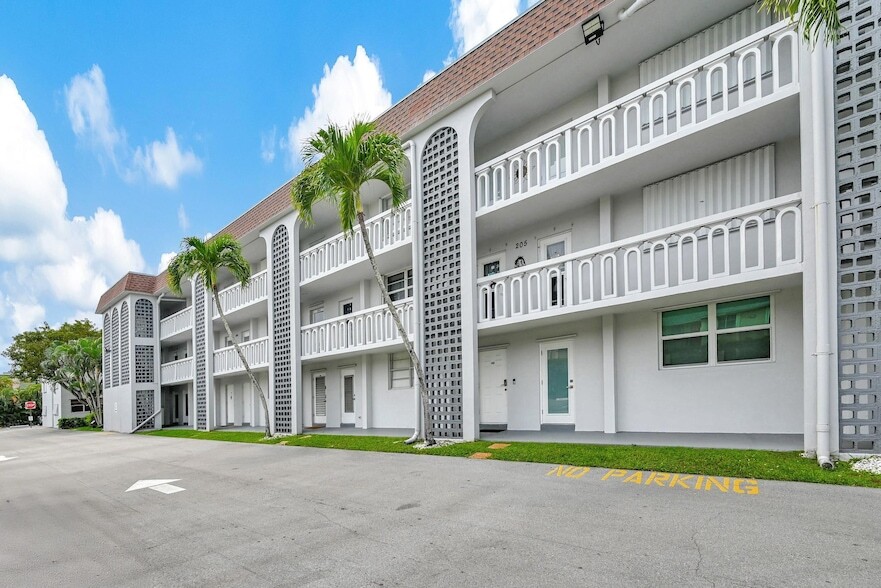 400 SE 10th St, Unit 105 in Deerfield Beach, FL - Building Photo