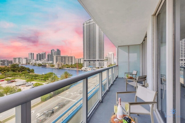 2602 E Hallandale Beach Blvd in Hallandale Beach, FL - Building Photo - Building Photo