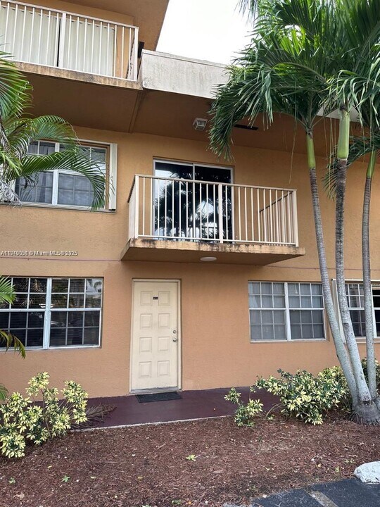 7510 SW 152nd Ave in Miami, FL - Foto de edificio