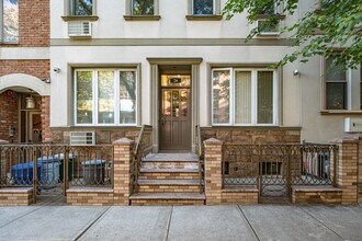 26 Newell St in Brooklyn, NY - Foto de edificio - Building Photo