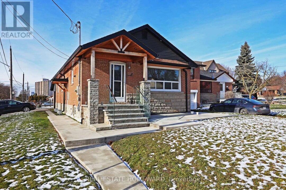 2 Harris Park Dr in Toronto, ON - Building Photo