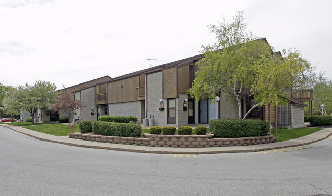 College Court Apartments in Oak Creek, WI - Foto de edificio - Building Photo