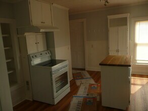 76 Main St, Unit 2 in Canton, ME - Foto de edificio - Building Photo