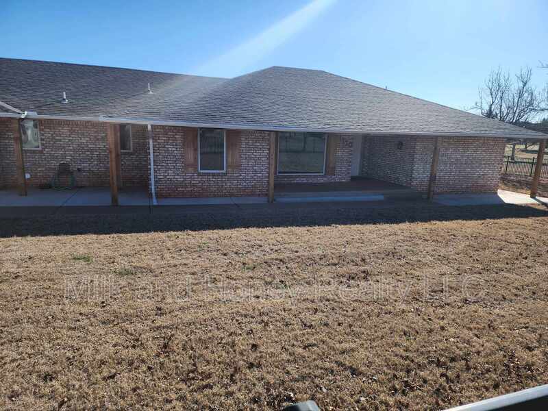 1750 S May Ave in Guthrie, OK - Building Photo