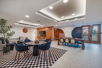 Somi in Los Angeles, CA - Foto de edificio - Building Photo