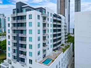 2275 Biscayne Blvd in Miami, FL - Foto de edificio - Building Photo