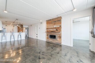 275 1st St S, Unit 102 in Jacksonville Beach, FL - Foto de edificio - Building Photo