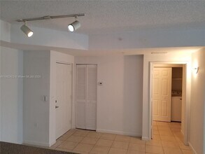 8070 N Nob Hill Rd in Tamarac, FL - Building Photo - Building Photo