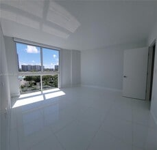 250 Sunny Isles Blvd in Sunny Isles Beach, FL - Building Photo - Building Photo