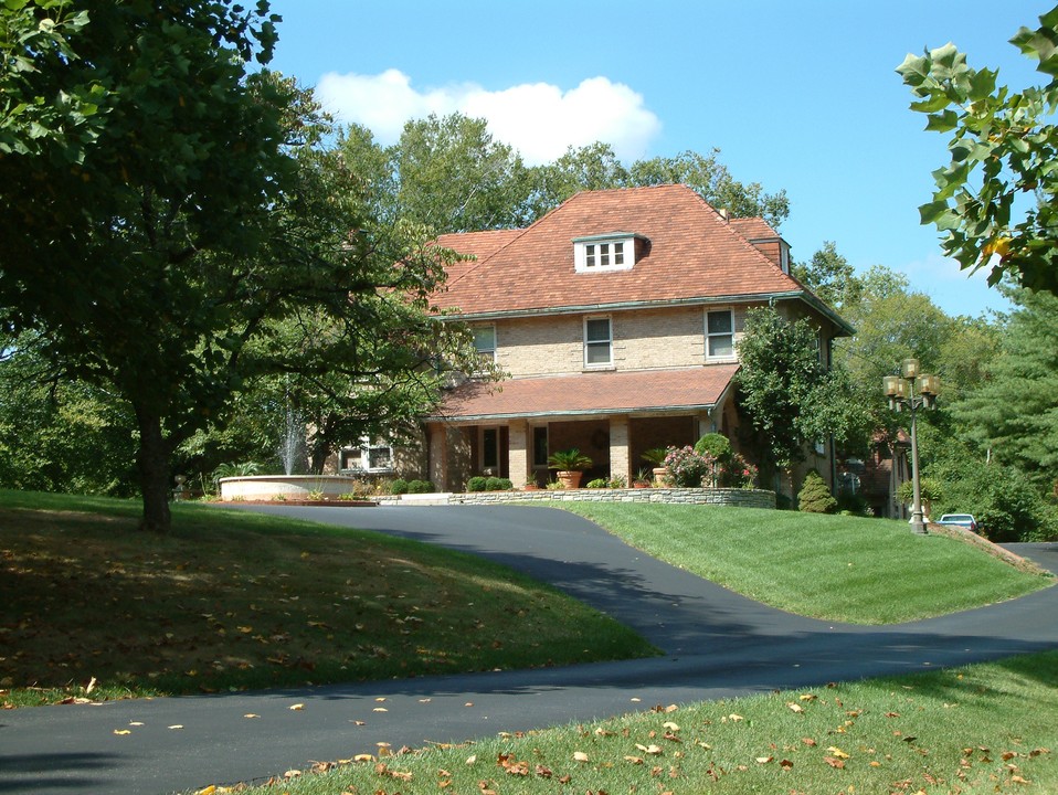 785 Neeb Rd in Cincinnati, OH - Foto de edificio