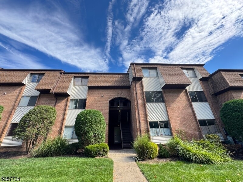 1005 Edison Glen Terrace in Edison, NJ - Building Photo