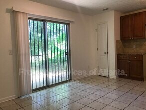 8305 Glenwoods Terrace in Riverdale, GA - Foto de edificio - Building Photo