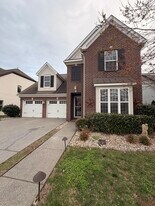 466 Carriage House Ln in Hendersonville, TN - Building Photo