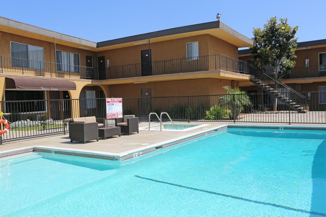 Universal Pointe Apartments in North Hollywood, CA - Foto de edificio