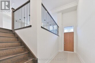 384 Hwy 7 in Richmond Hill, ON - Building Photo - Building Photo