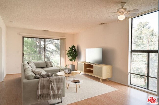 property at 950 Edgecliffe Dr