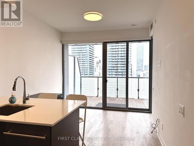 57 St Joseph St in Toronto, ON - Building Photo - Building Photo