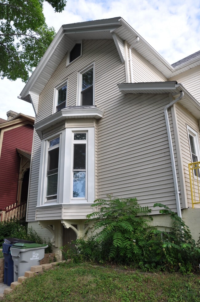 1124 E Lyon St, Unit 1124 in Milwaukee, WI - Building Photo - Building Photo