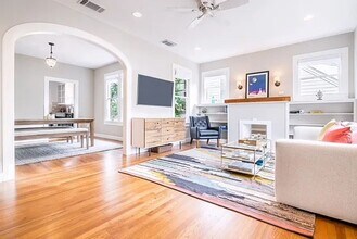 2002 Travis Heights Blvd in Austin, TX - Building Photo - Building Photo
