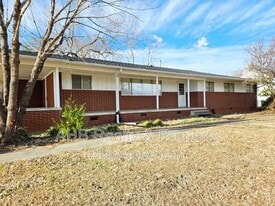 3261 Alamance Rd in Burlington, NC - Building Photo