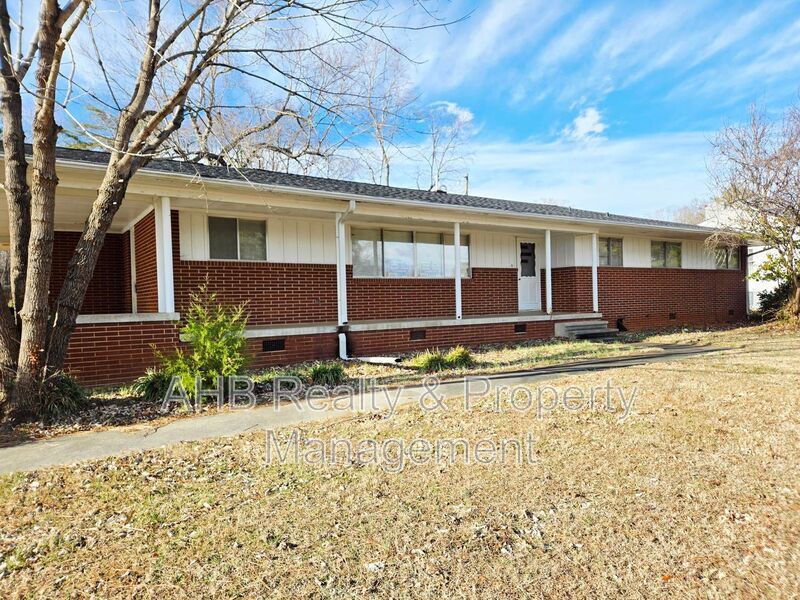 3261 Alamance Rd in Burlington, NC - Building Photo