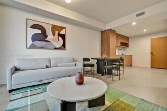 11 NE 6th St, Unit 712 in Miami, FL - Foto de edificio - Building Photo