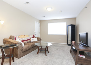 Crimson Villas in Pittsburg, KS - Building Photo - Interior Photo