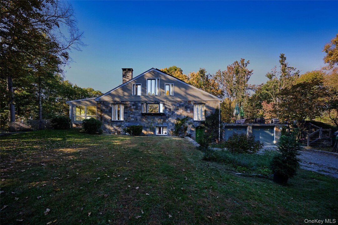356 Rossway Rd in Pleasant Valley, NY - Building Photo