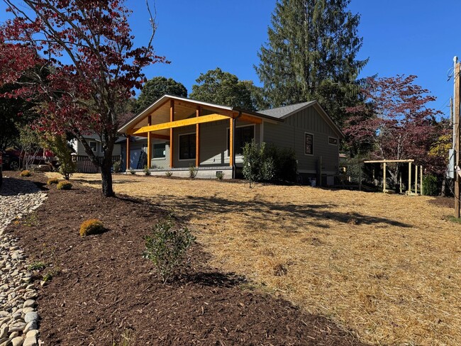 100 Beech St in Black Mountain, NC - Building Photo - Building Photo