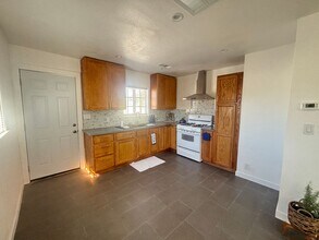 45025 10th St W in Lancaster, CA - Building Photo - Building Photo