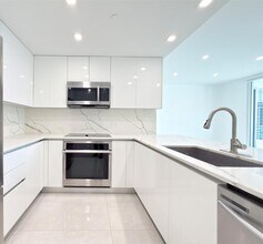 1300 Brickell Bay Dr, Unit 3100 in Miami, FL - Building Photo - Building Photo