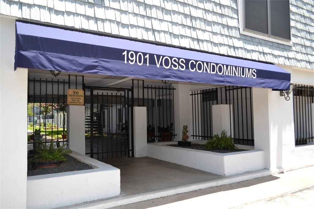 1901 S Voss Rd in Houston, TX - Building Photo