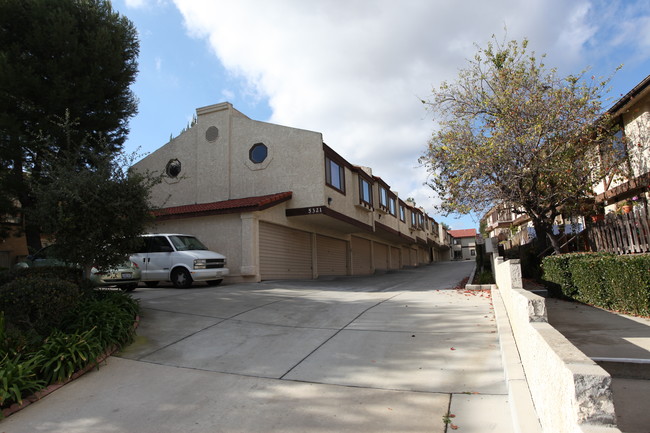 5323 Colodny Dr in Agoura Hills, CA - Foto de edificio - Building Photo