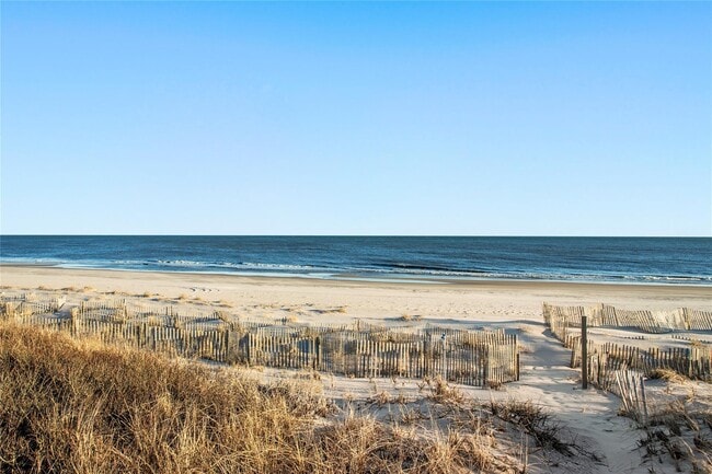 76 Dune Rd in Southampton, NY - Building Photo - Building Photo