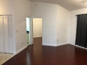 2550 SW 18th Terrace in Fort Lauderdale, FL - Building Photo - Building Photo