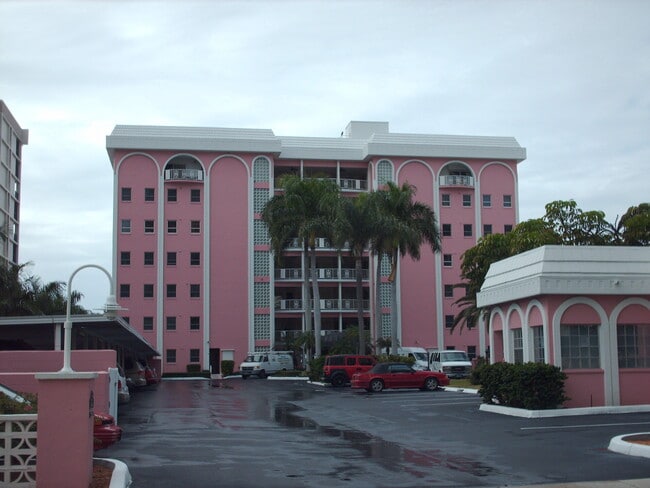 Le Chateau in Sarasota, FL - Foto de edificio - Building Photo