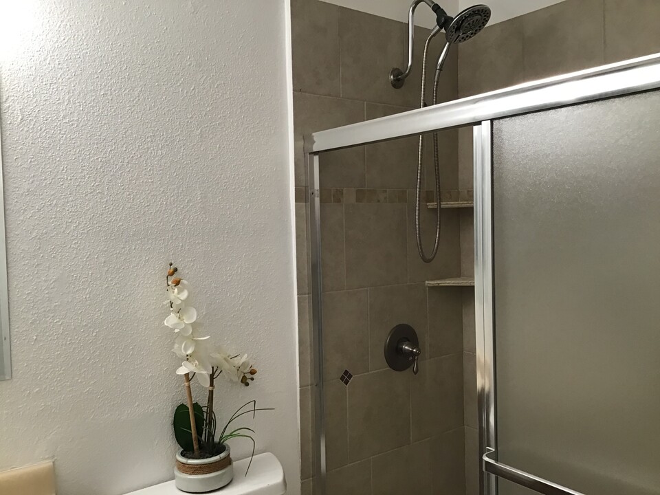 10636 Woodley Ave, Unit #1 in Granada Hills, CA - Building Photo