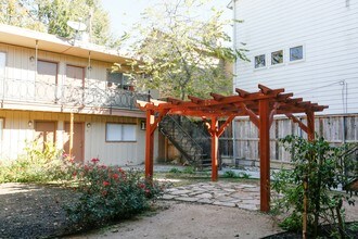 West Main Garden in Houston, TX - Building Photo - Building Photo