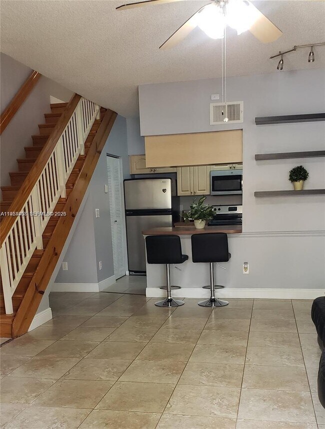 18316 NW 68th Ave in Hialeah, FL - Building Photo - Building Photo