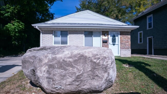 1205 E 14 Mile Rd in Birmingham, MI - Building Photo - Building Photo