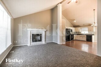 6826 Willis Dr in Pleasant Valley, MO - Foto de edificio - Building Photo