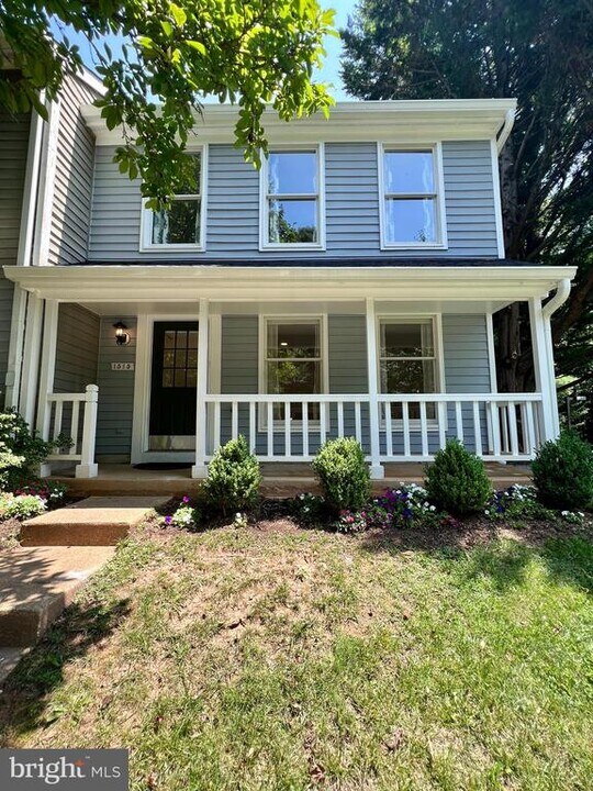1515 Twisted Oak Dr in Reston, VA - Building Photo