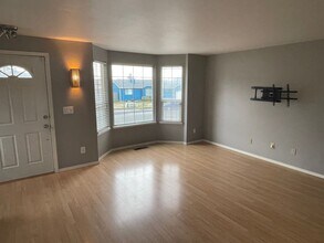 928 NW Quarterdeck Loop in Oak Harbor, WA - Building Photo - Building Photo