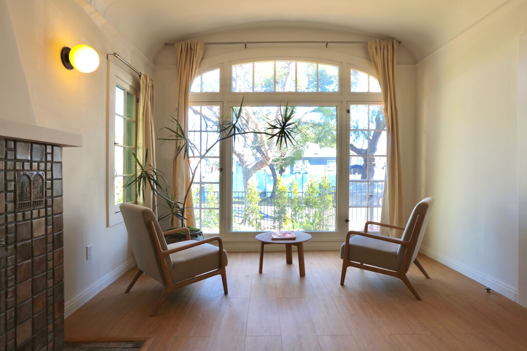 859 N Mansfield Ave, Unit 6900 1/2 Willoughby in Los Angeles, CA - Building Photo
